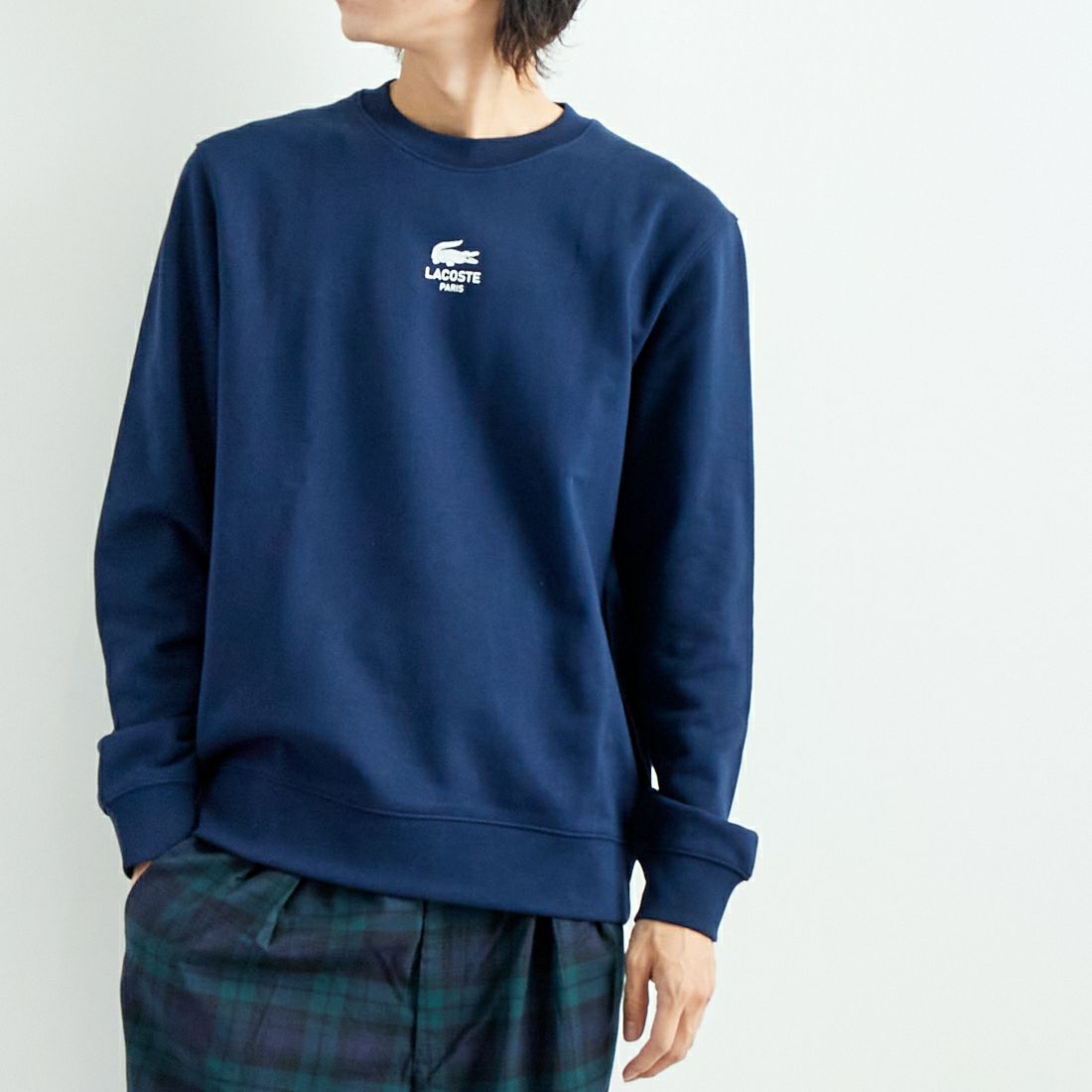 LACOSTE [ラコステ] ワンポイントプリント クルーネックスウェット [SH2736] 166 NAVY B &&モデル身長：182cm 着用サイズ：L&&