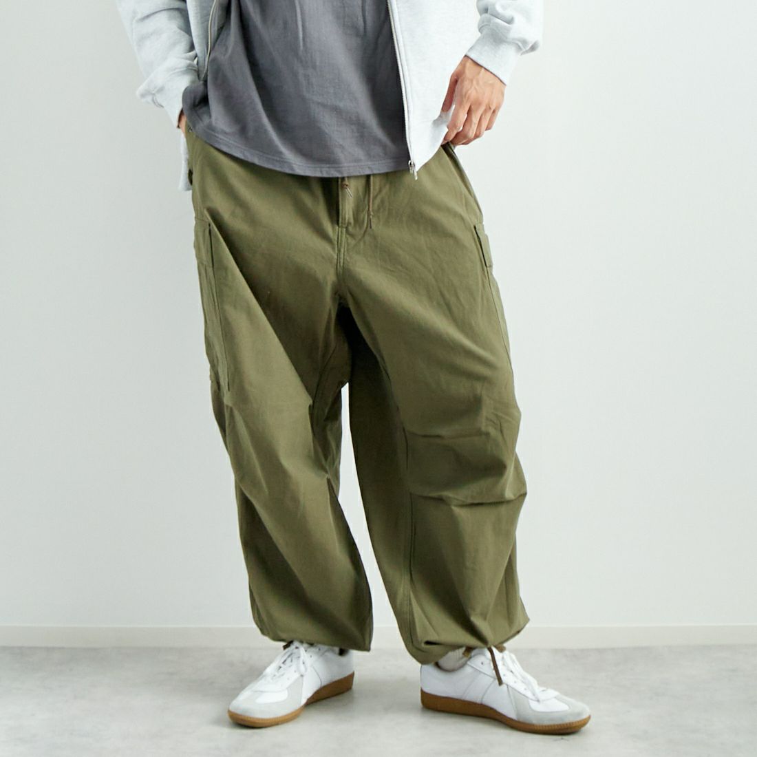 ARMY TWILL SANFORIZED [アーミーツイル サンフォライズド] バックサテンカーゴパンツ [AM-2455001] KHAKI &&モデル身長：182cm 着用サイズ：L&&