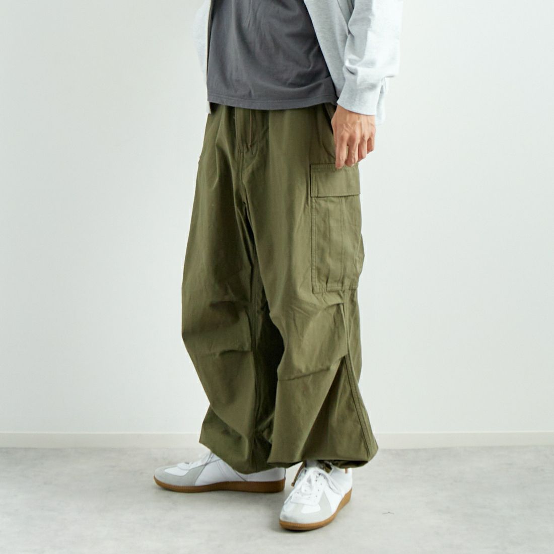 ARMY TWILL SANFORIZED [アーミーツイル サンフォライズド] バックサテンカーゴパンツ [AM-2455001] KHAKI &&モデル身長：182cm 着用サイズ：L&&