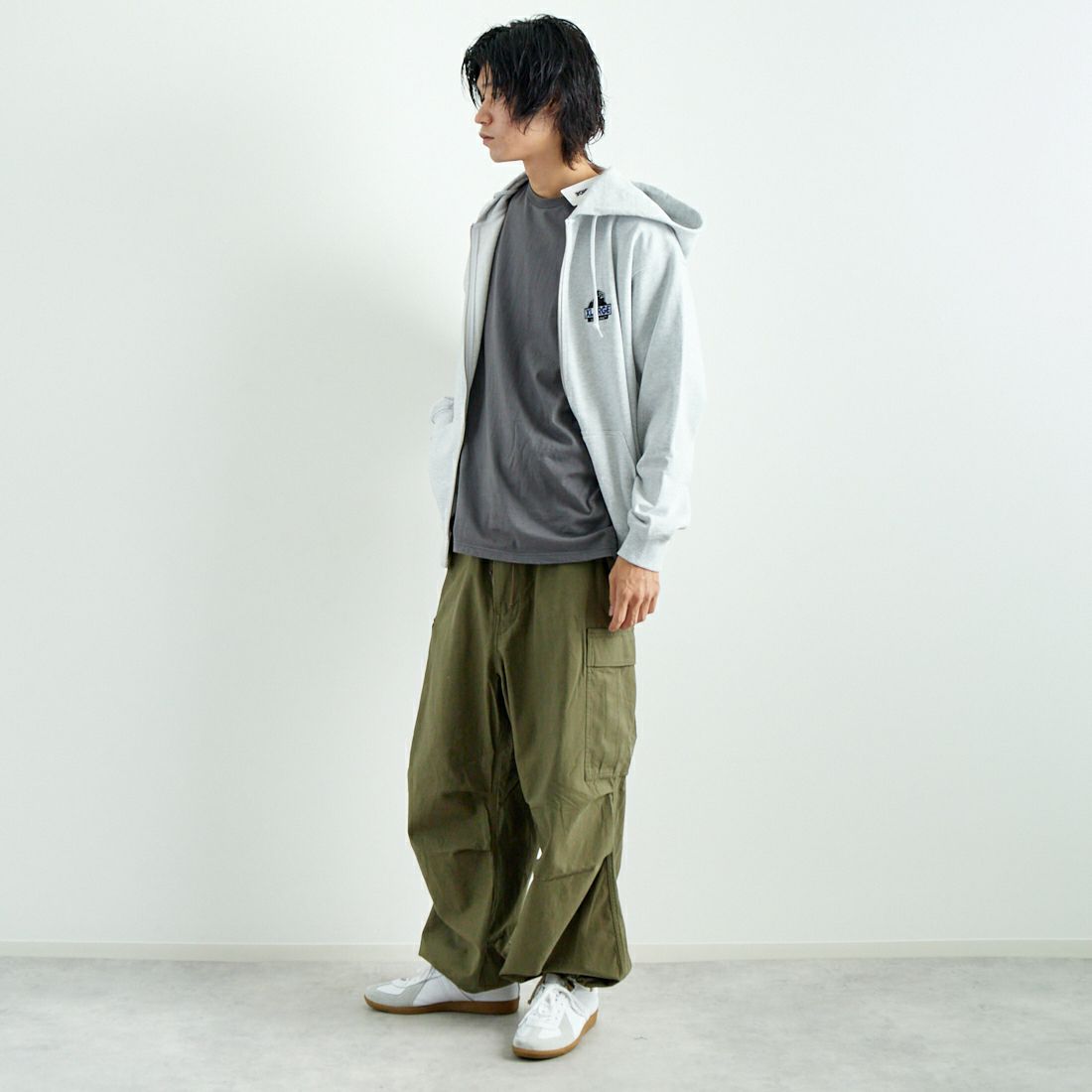 ARMY TWILL SANFORIZED [アーミーツイル サンフォライズド] バックサテンカーゴパンツ [AM-2455001] KHAKI &&モデル身長：182cm 着用サイズ：L&&