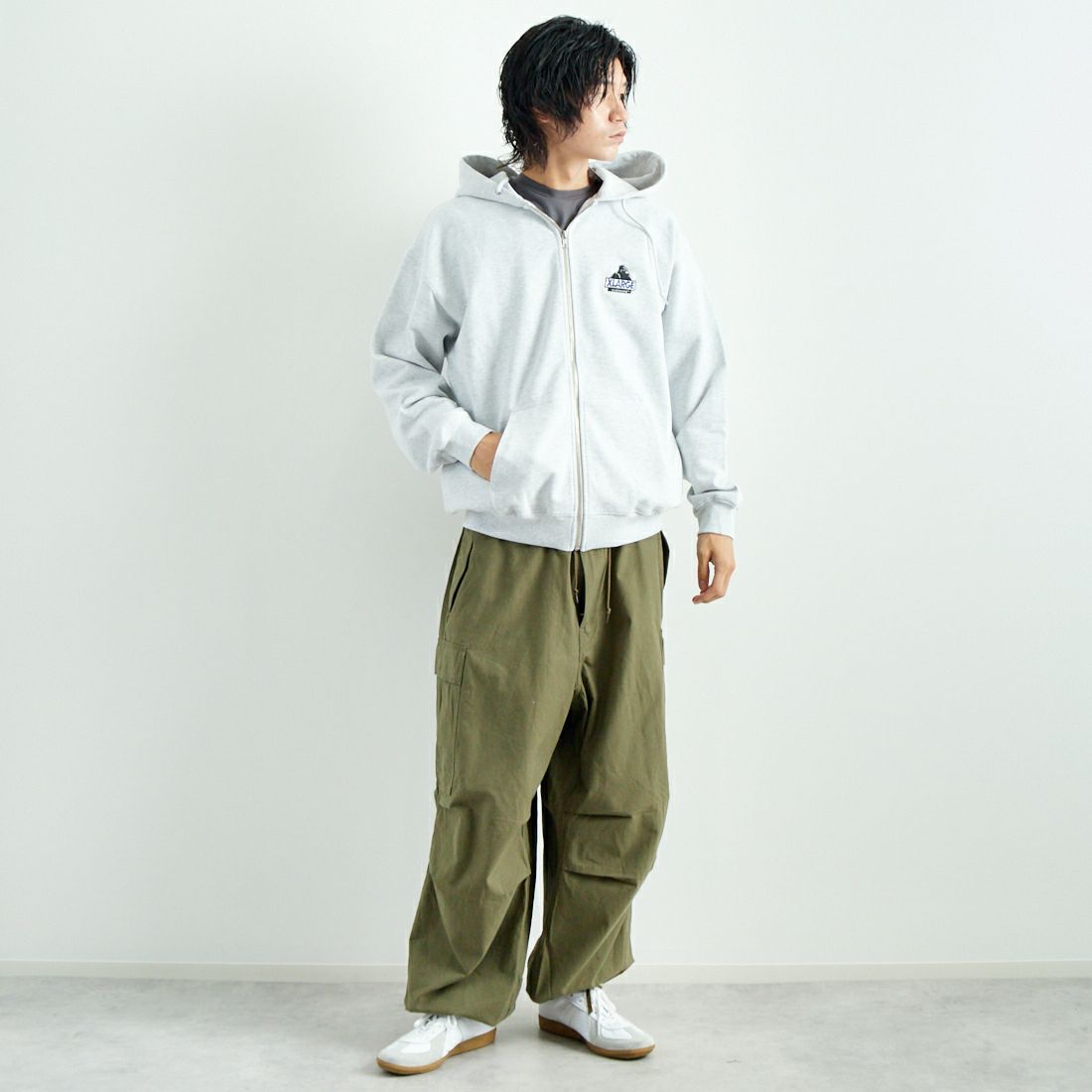 ARMY TWILL SANFORIZED [アーミーツイル サンフォライズド] バックサテンカーゴパンツ [AM-2455001] KHAKI &&モデル身長：182cm 着用サイズ：L&&
