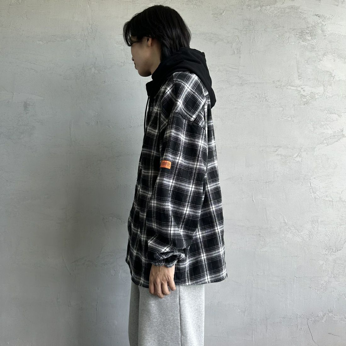 UNIVERSAL OVERALL [ユニバーサルオーバーオール] 別注 チェックフードシャツ [U2431100IN-JF] BLACK &&モデル身長：179cm 着用サイズ：XL&&
