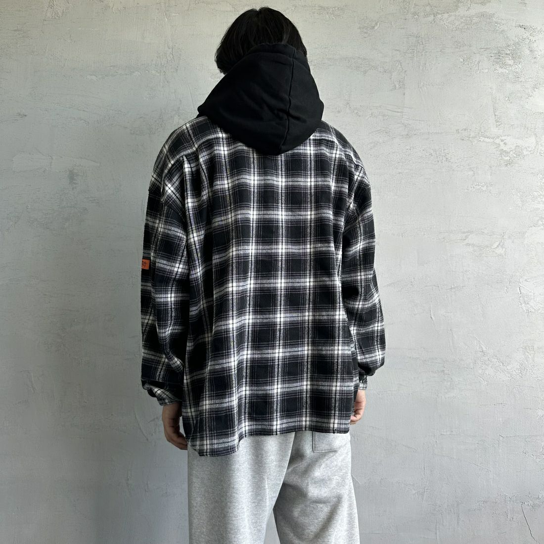 UNIVERSAL OVERALL [ユニバーサルオーバーオール] 別注 チェックフードシャツ [U2431100IN-JF] BLACK &&モデル身長：179cm 着用サイズ：XL&&