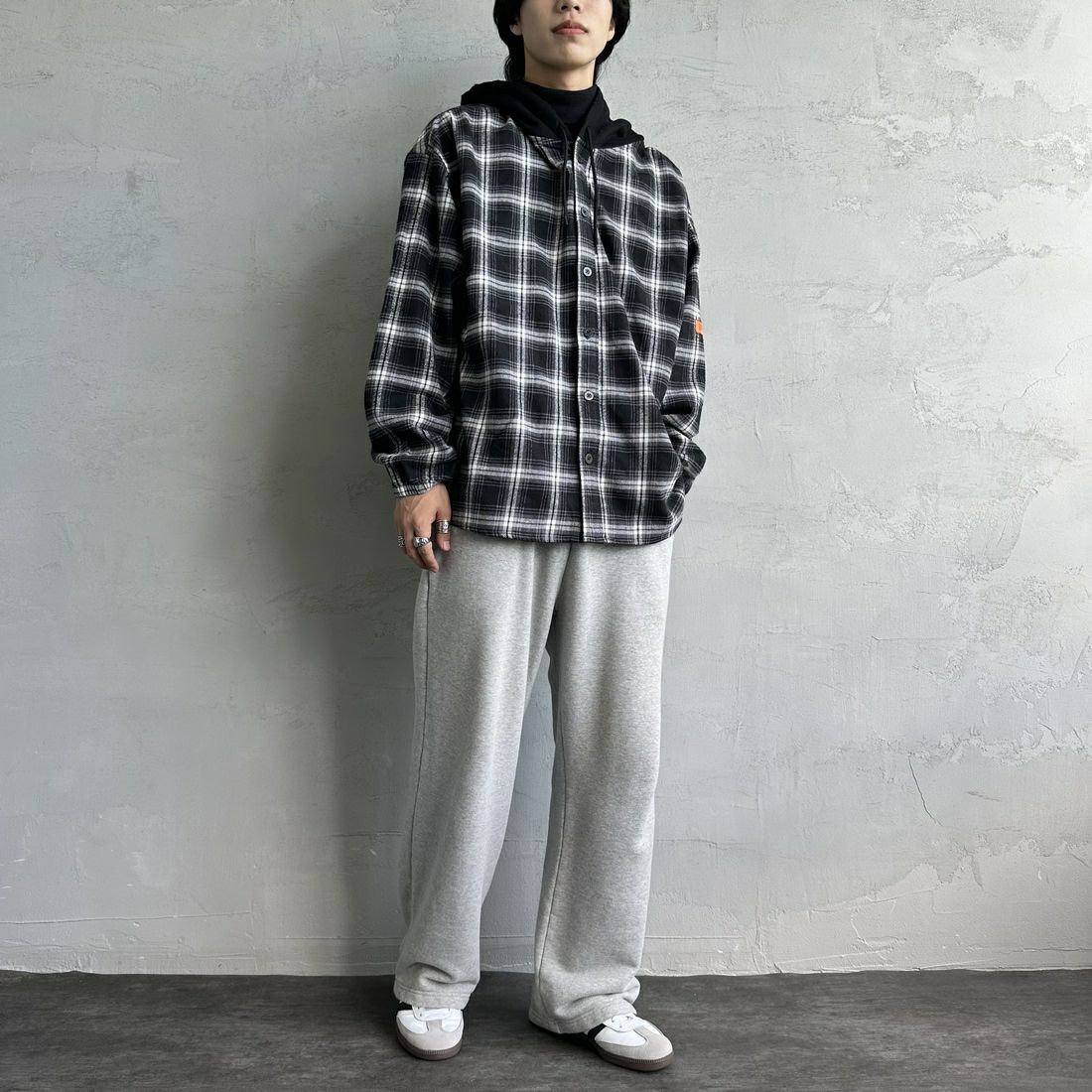 UNIVERSAL OVERALL [ユニバーサルオーバーオール] 別注 チェックフードシャツ [U2431100IN-JF] BLACK &&モデル身長：179cm 着用サイズ：XL&&