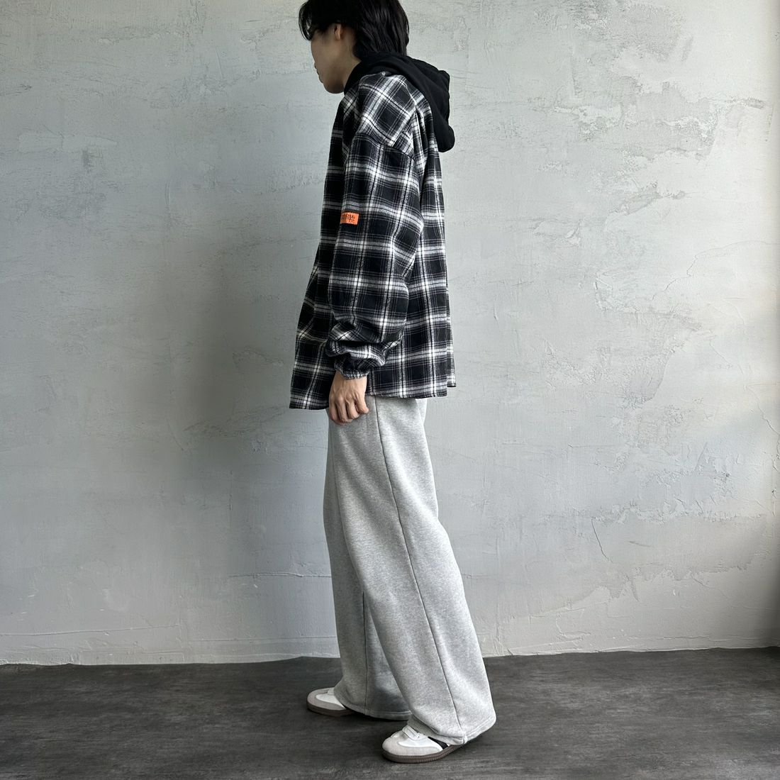 UNIVERSAL OVERALL [ユニバーサルオーバーオール] 別注 チェックフードシャツ [U2431100IN-JF] BLACK &&モデル身長：179cm 着用サイズ：XL&&