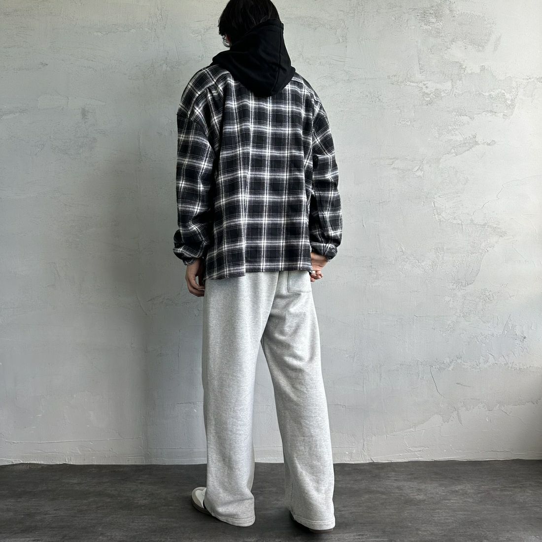 UNIVERSAL OVERALL [ユニバーサルオーバーオール] 別注 チェックフードシャツ [U2431100IN-JF] BLACK &&モデル身長：179cm 着用サイズ：XL&&