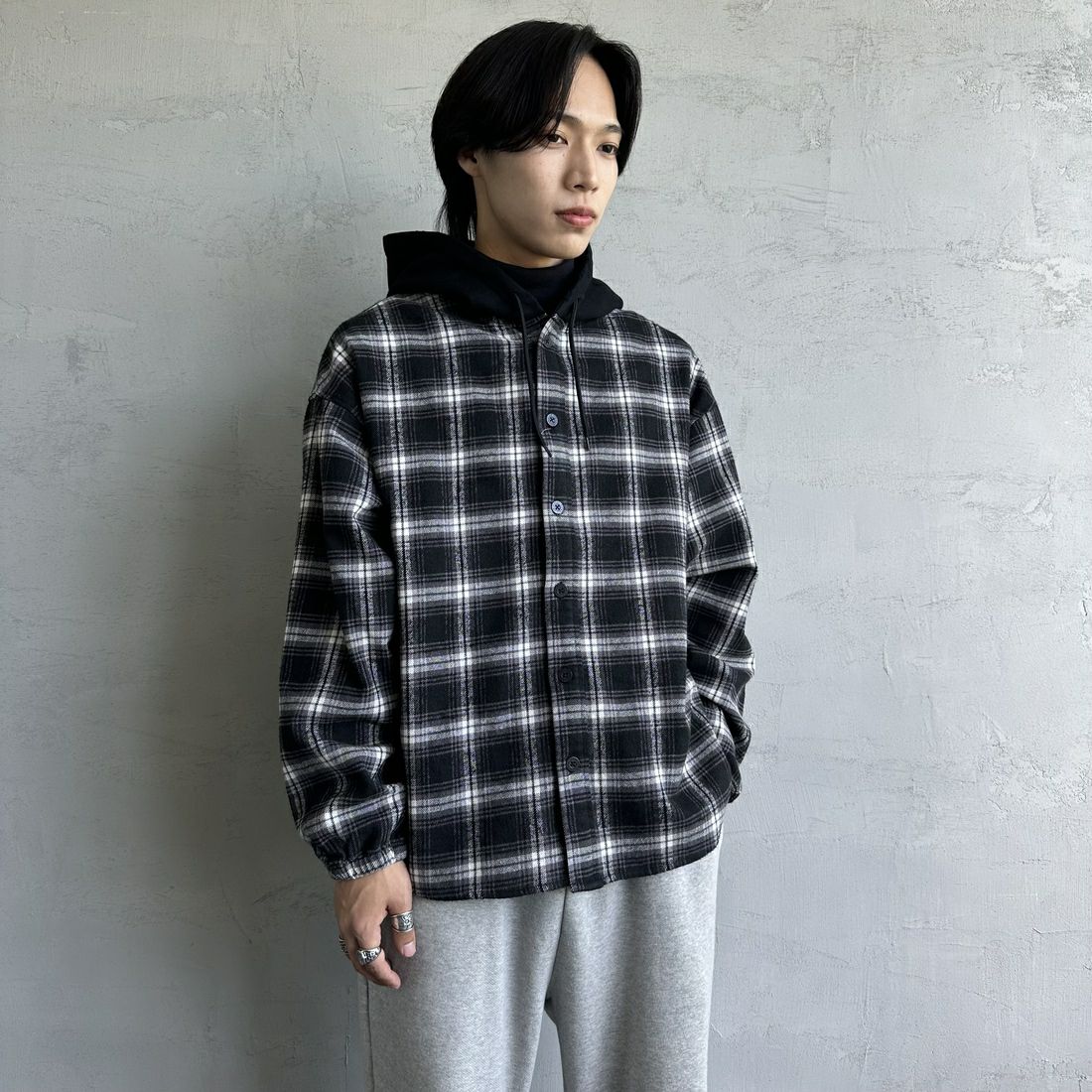 UNIVERSAL OVERALL [ユニバーサルオーバーオール] 別注 チェックフードシャツ [U2431100IN-JF] BLACK &&モデル身長：179cm 着用サイズ：M&&