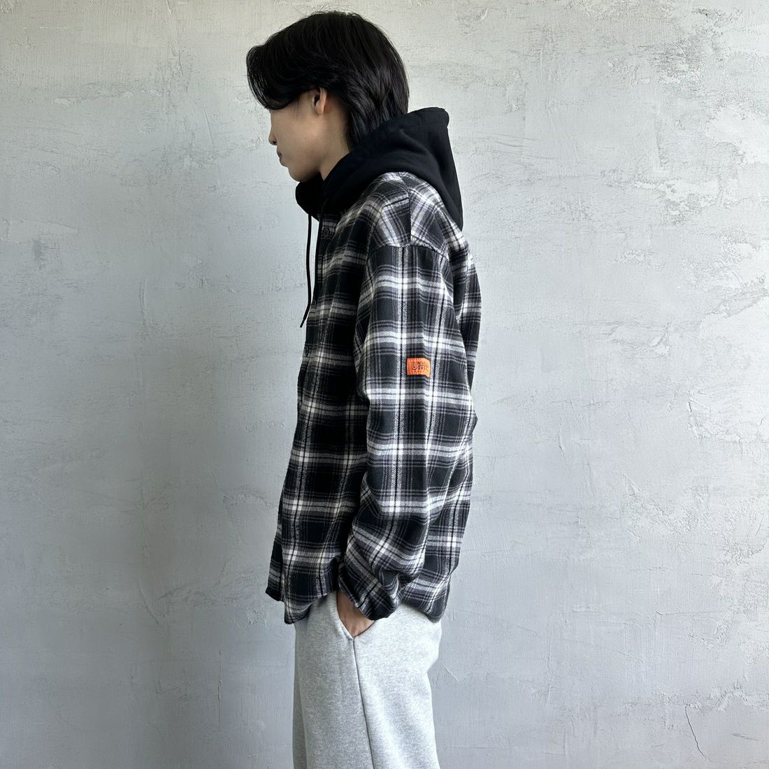 UNIVERSAL OVERALL [ユニバーサルオーバーオール] 別注 チェックフードシャツ [U2431100IN-JF] BLACK &&モデル身長：179cm 着用サイズ：M&&