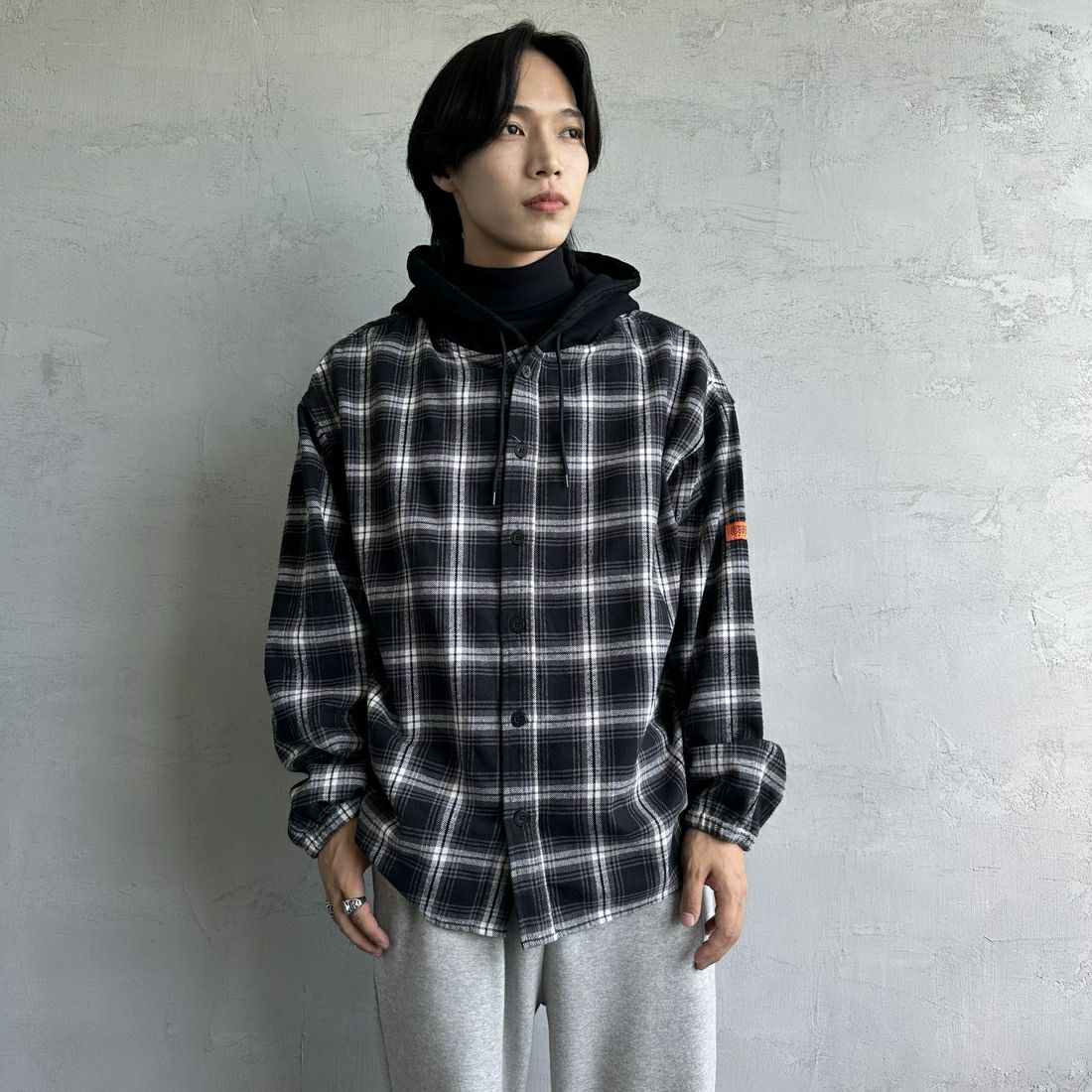 UNIVERSAL OVERALL [ユニバーサルオーバーオール] 別注 チェックフードシャツ [U2431100IN-JF] BLACK &&モデル身長：179cm 着用サイズ：L&&