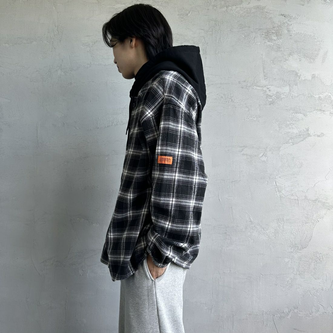 UNIVERSAL OVERALL [ユニバーサルオーバーオール] 別注 チェックフードシャツ [U2431100IN-JF] BLACK &&モデル身長：179cm 着用サイズ：L&&