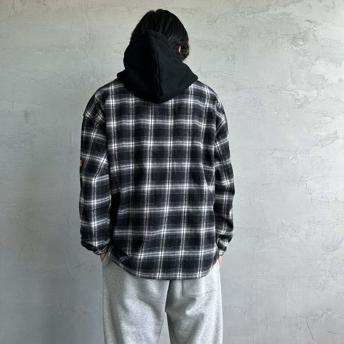 UNIVERSAL OVERALL [ユニバーサルオーバーオール] 別注 チェックフードシャツ [U2431100IN-JF] BLACK &&モデル身長：179cm 着用サイズ：L&&