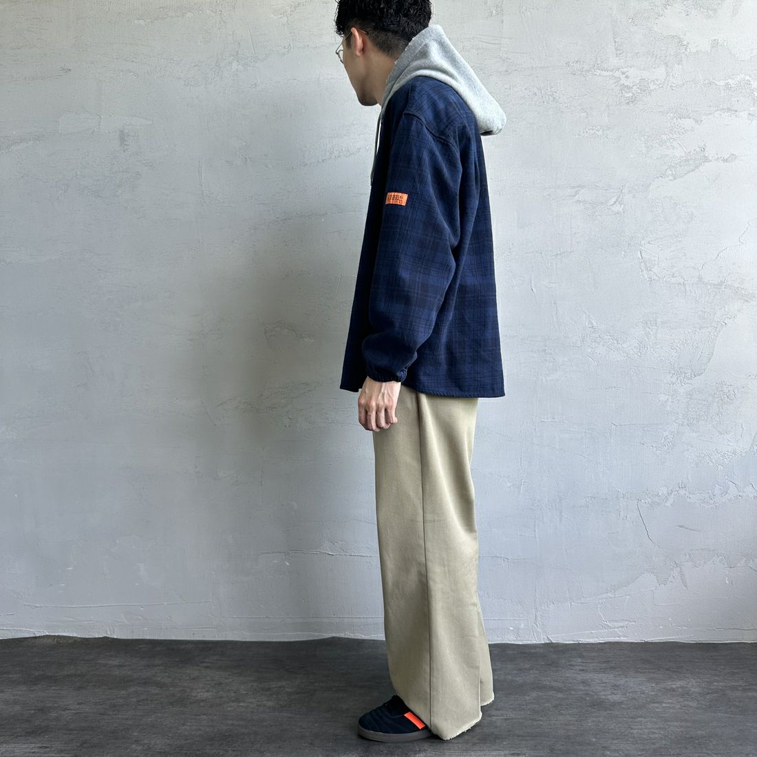 UNIVERSAL OVERALL [ユニバーサルオーバーオール] 別注 チェックフードシャツ [U2431100IN-JF] NAVY &&モデル身長：168cm 着用サイズ：M&&