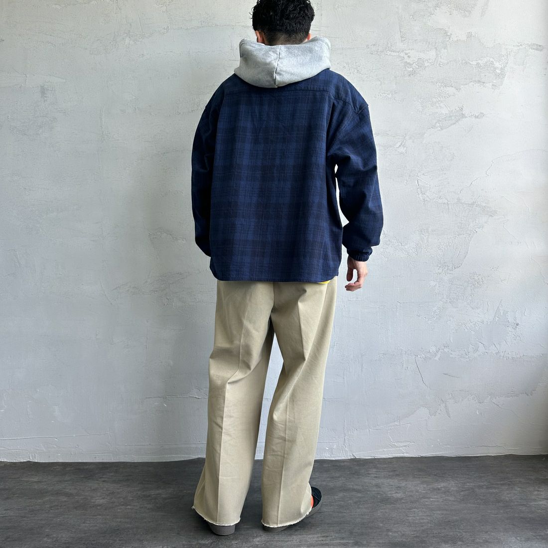 UNIVERSAL OVERALL [ユニバーサルオーバーオール] 別注 チェックフードシャツ [U2431100IN-JF] NAVY &&モデル身長：168cm 着用サイズ：M&&