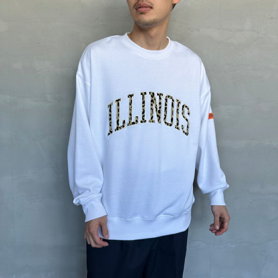 UNIVERSAL OVERALL [ユニバーサルオーバーオール] 別注 カレッジロゴデザイン クルーネックスウェット [U2431228IN-JF] WHITE &&モデル身長：168cm 着用サイズ：L&&