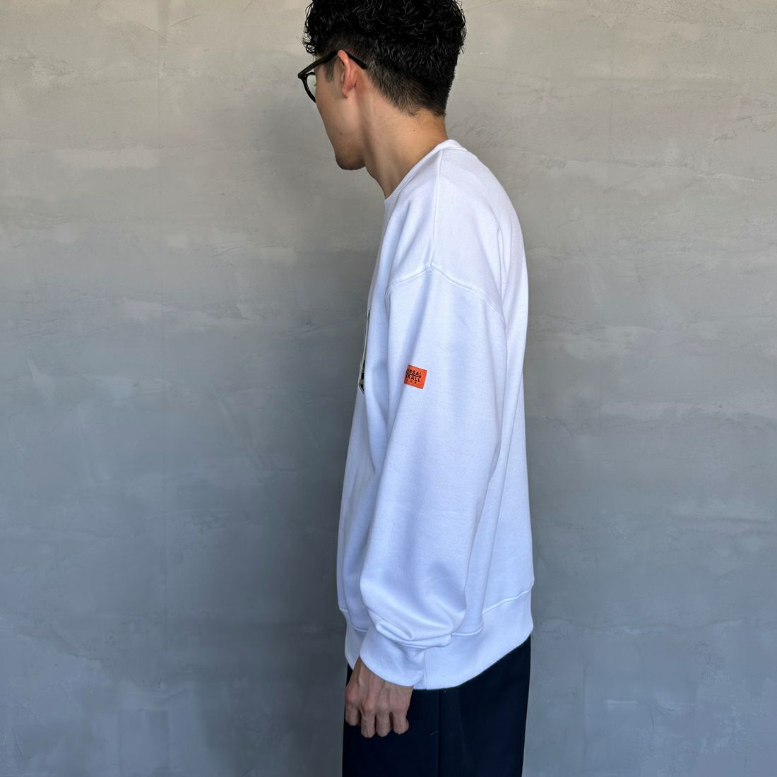 UNIVERSAL OVERALL [ユニバーサルオーバーオール] 別注 カレッジロゴデザイン クルーネックスウェット [U2431228IN-JF] WHITE &&モデル身長：168cm 着用サイズ：L&&