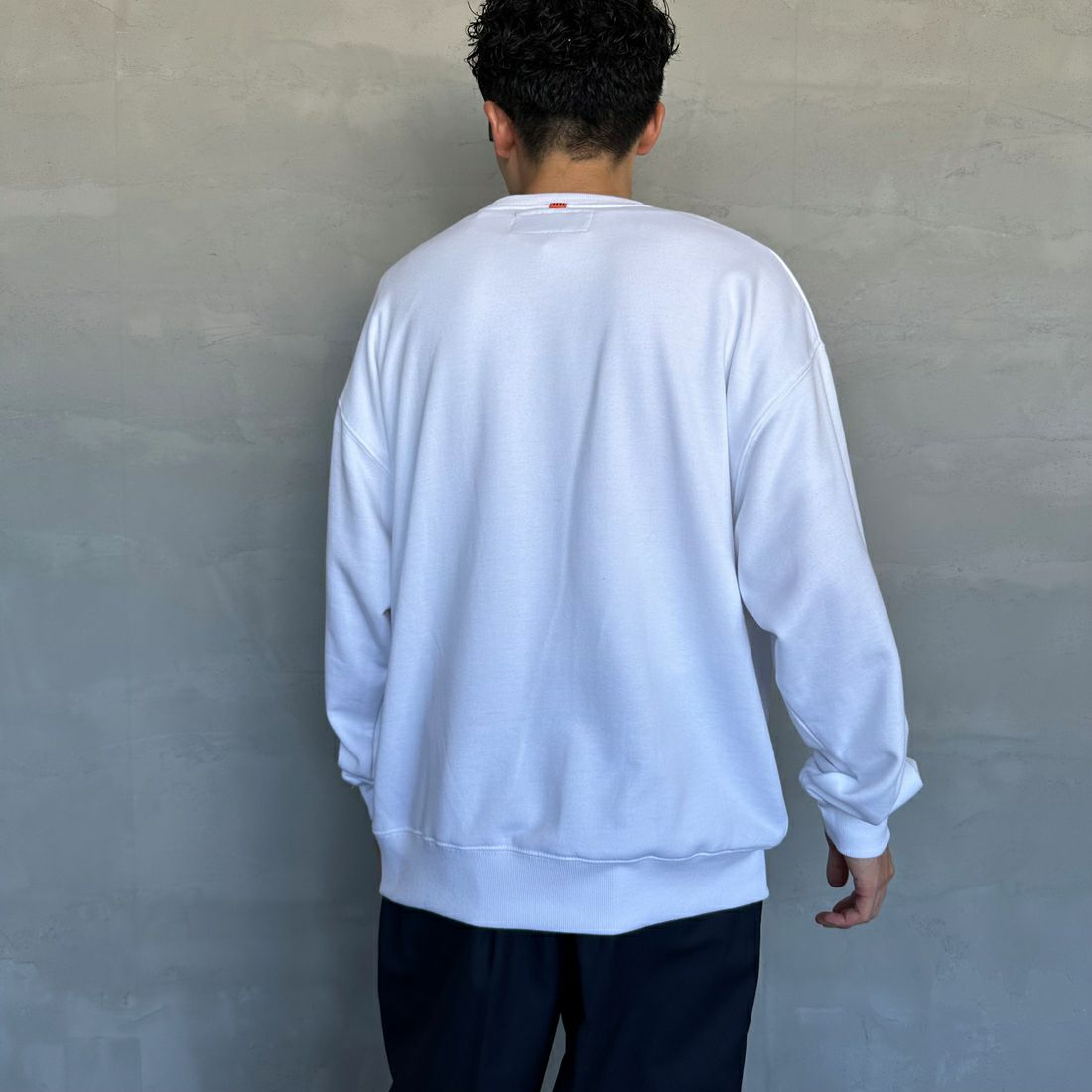 UNIVERSAL OVERALL [ユニバーサルオーバーオール] 別注 カレッジロゴデザイン クルーネックスウェット [U2431228IN-JF] WHITE &&モデル身長：168cm 着用サイズ：L&&