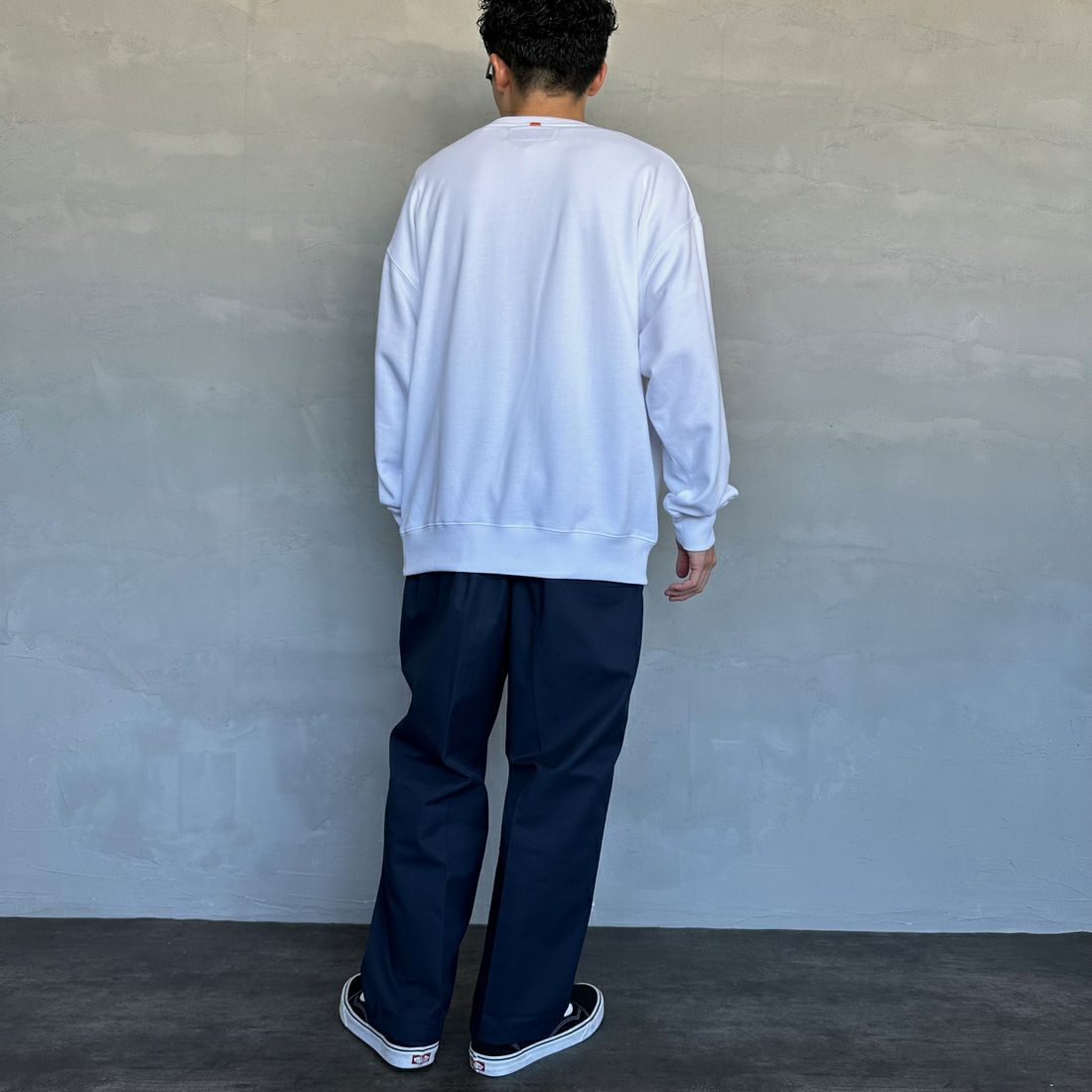 UNIVERSAL OVERALL [ユニバーサルオーバーオール] 別注 カレッジロゴデザイン クルーネックスウェット [U2431228IN-JF] WHITE &&モデル身長：168cm 着用サイズ：L&&