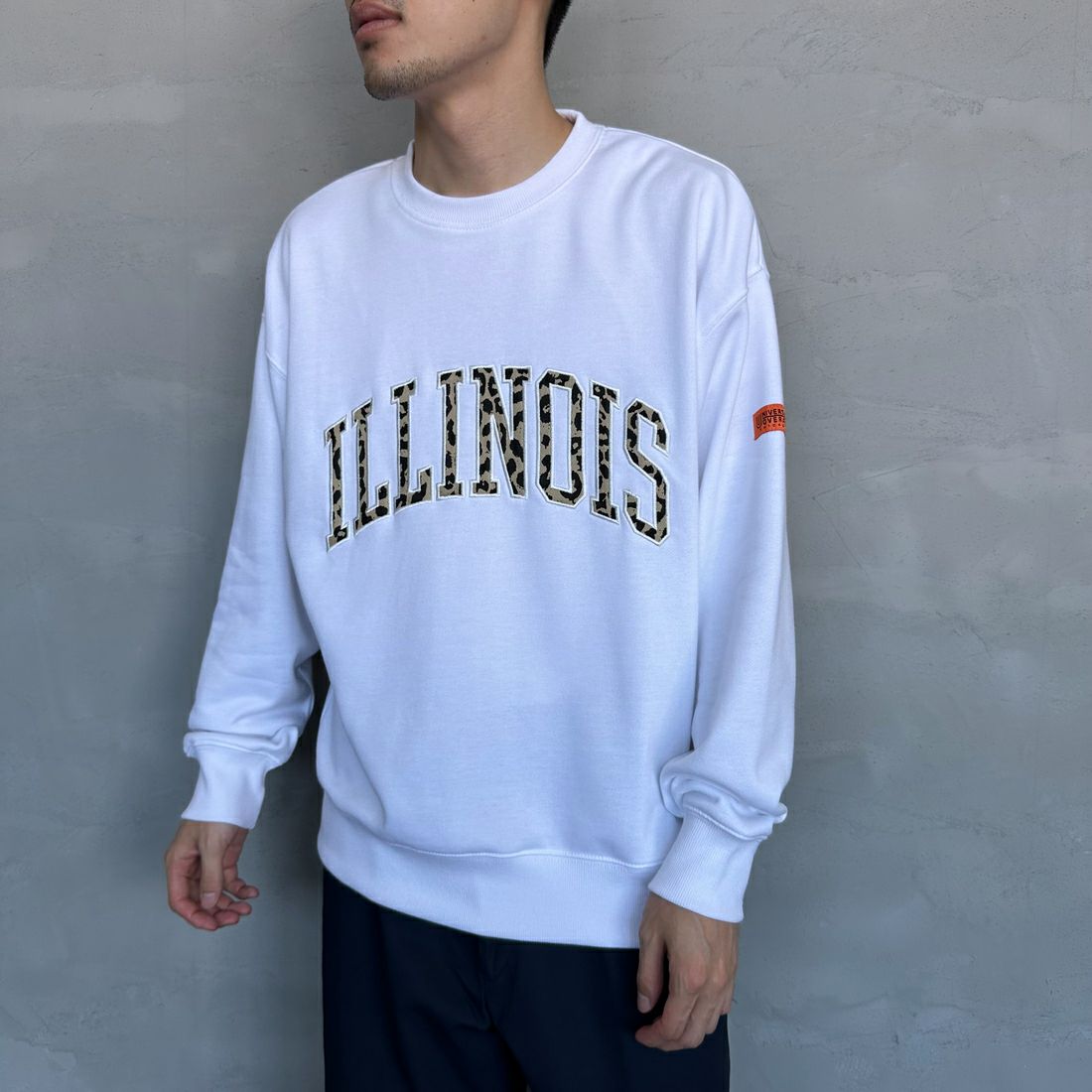 UNIVERSAL OVERALL [ユニバーサルオーバーオール] 別注 カレッジロゴデザイン クルーネックスウェット [U2431228IN-JF] WHITE &&モデル身長：168cm 着用サイズ：M&&