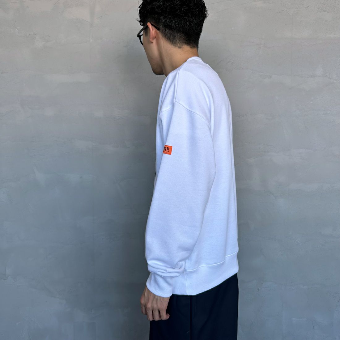 UNIVERSAL OVERALL [ユニバーサルオーバーオール] 別注 カレッジロゴデザイン クルーネックスウェット [U2431228IN-JF] WHITE &&モデル身長：168cm 着用サイズ：M&&