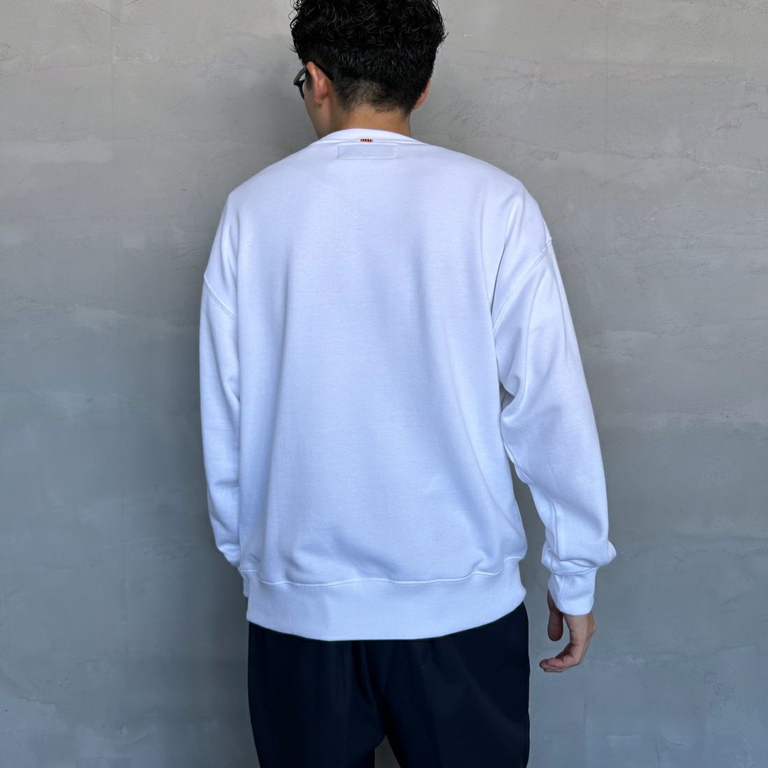 UNIVERSAL OVERALL [ユニバーサルオーバーオール] 別注 カレッジロゴデザイン クルーネックスウェット [U2431228IN-JF] WHITE &&モデル身長：168cm 着用サイズ：M&&