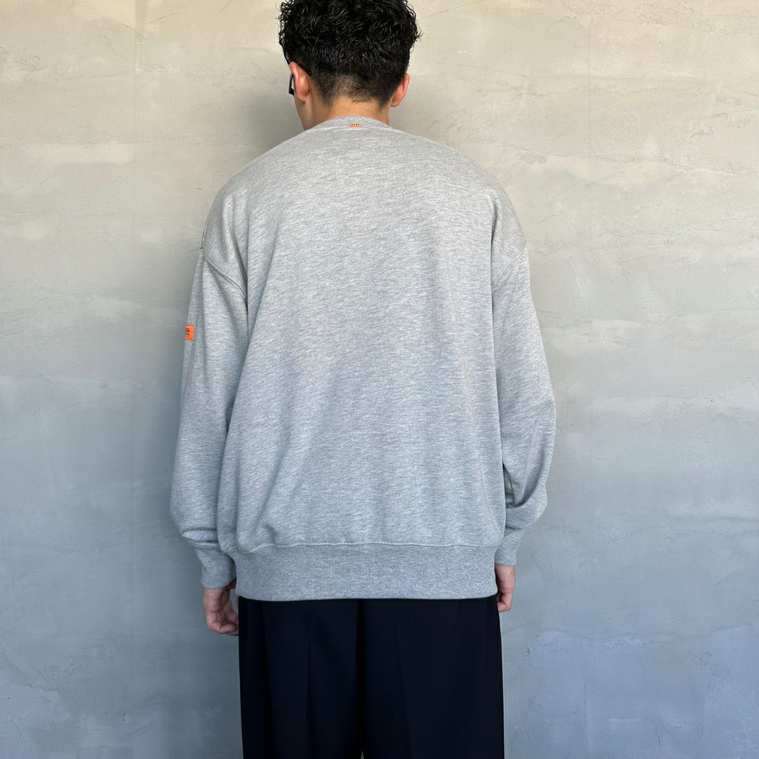 UNIVERSAL OVERALL [ユニバーサルオーバーオール] 別注 カレッジロゴデザイン クルーネックスウェット [U2431228IN-JF] ASH &&モデル身長：168cm 着用サイズ：M&&