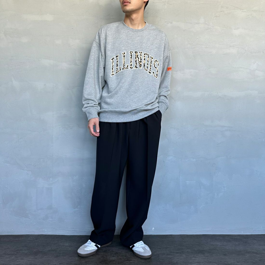 UNIVERSAL OVERALL [ユニバーサルオーバーオール] 別注 カレッジロゴデザイン クルーネックスウェット [U2431228IN-JF] ASH &&モデル身長：168cm 着用サイズ：M&&
