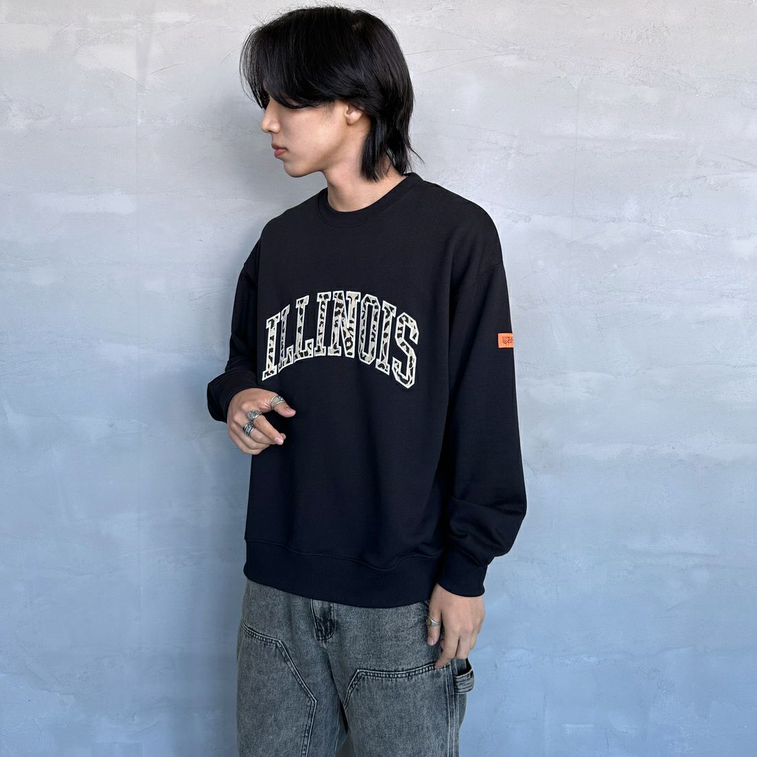 UNIVERSAL OVERALL [ユニバーサルオーバーオール] 別注 カレッジロゴデザイン クルーネックスウェット [U2431228IN-JF] BLACK &&モデル身長：179cm 着用サイズ：L&&