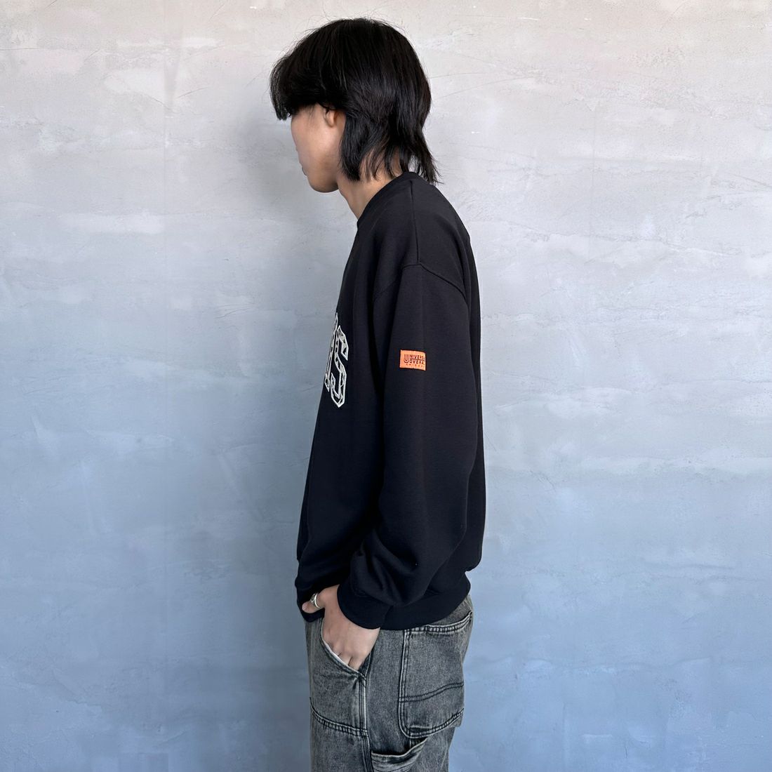 UNIVERSAL OVERALL [ユニバーサルオーバーオール] 別注 カレッジロゴデザイン クルーネックスウェット [U2431228IN-JF] BLACK &&モデル身長：179cm 着用サイズ：L&&