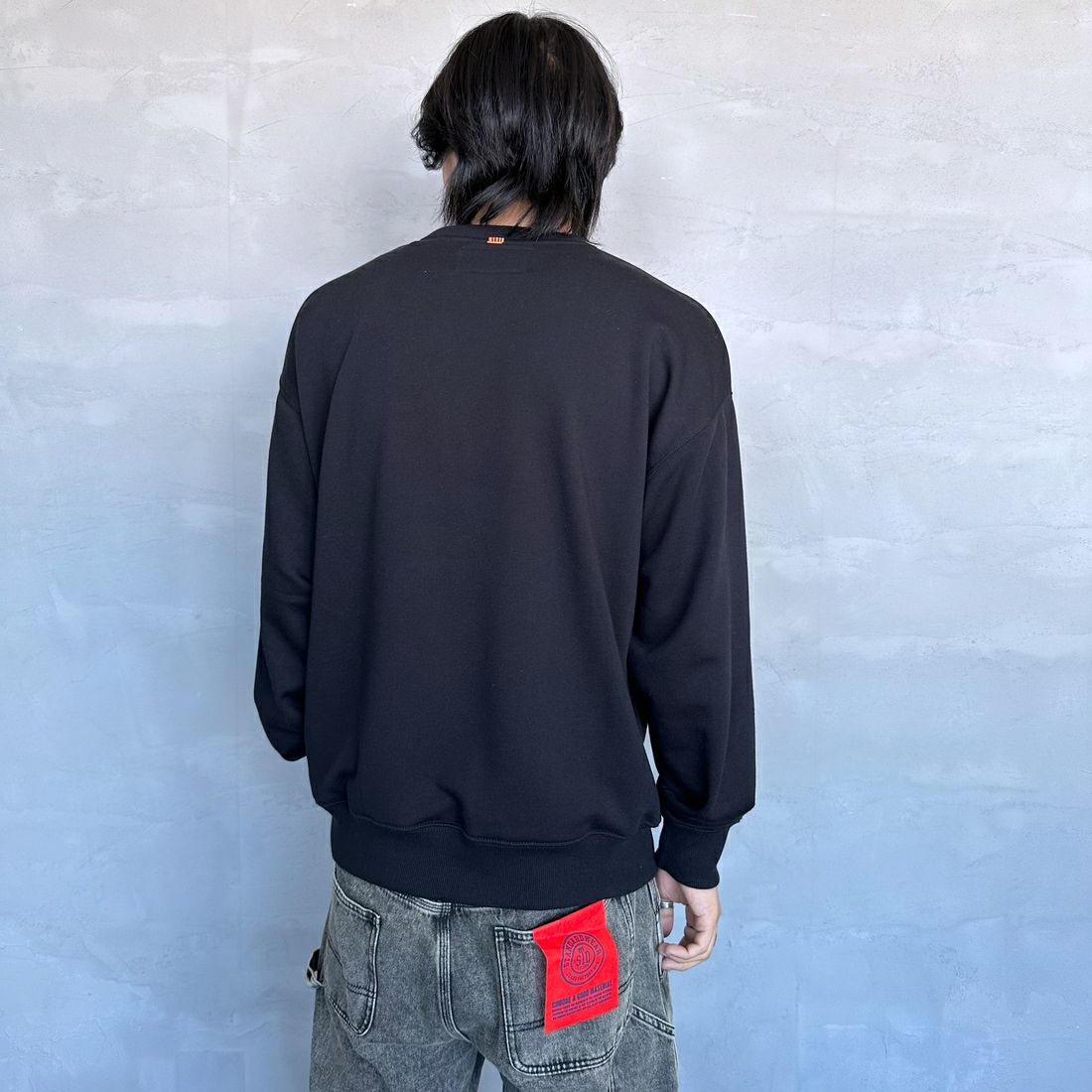 UNIVERSAL OVERALL [ユニバーサルオーバーオール] 別注 カレッジロゴデザイン クルーネックスウェット [U2431228IN-JF] BLACK &&モデル身長：179cm 着用サイズ：L&&
