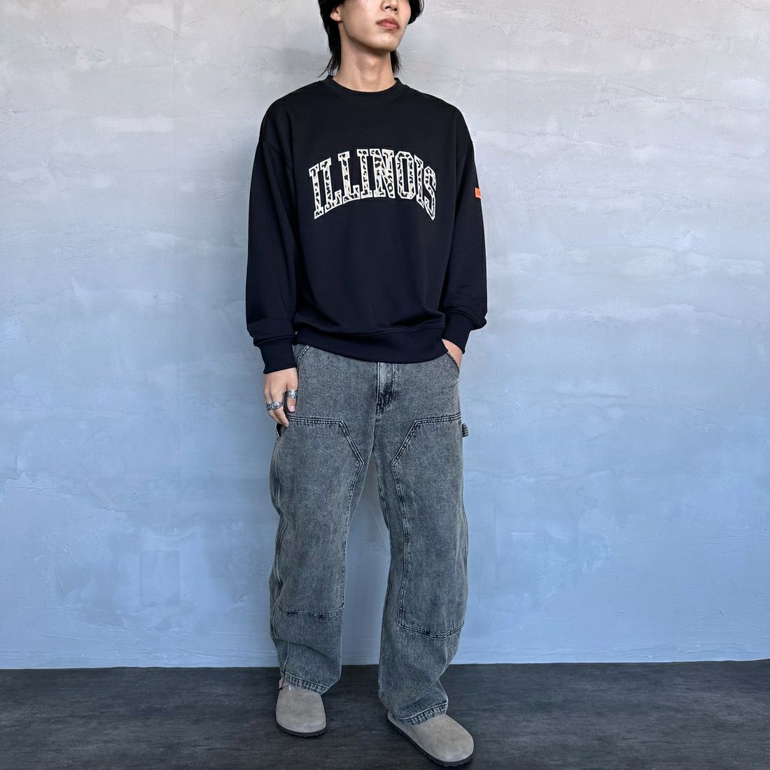 UNIVERSAL OVERALL [ユニバーサルオーバーオール] 別注 カレッジロゴデザイン クルーネックスウェット [U2431228IN-JF] BLACK &&モデル身長：179cm 着用サイズ：L&&