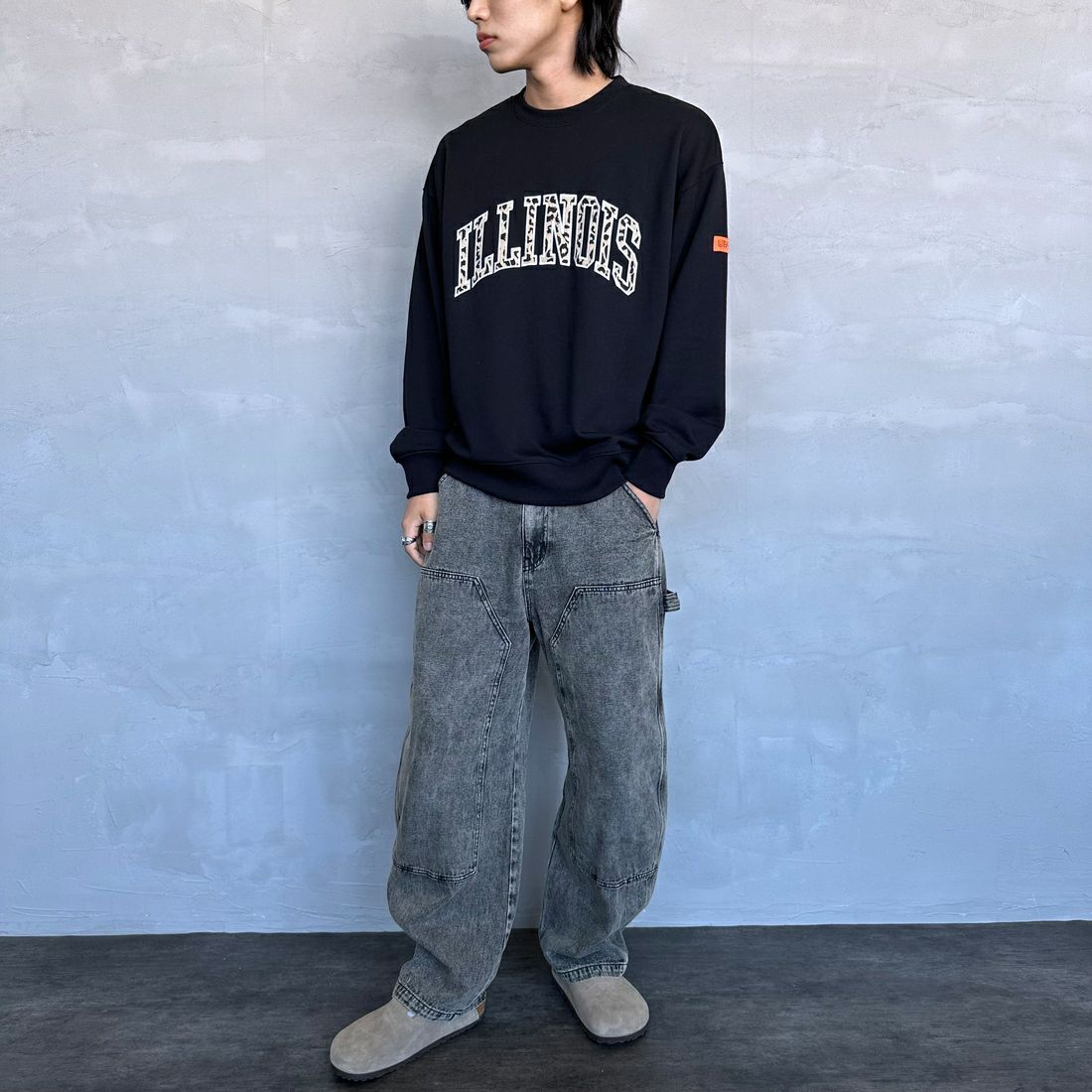 UNIVERSAL OVERALL [ユニバーサルオーバーオール] 別注 カレッジロゴデザイン クルーネックスウェット [U2431228IN-JF] BLACK &&モデル身長：179cm 着用サイズ：L&&