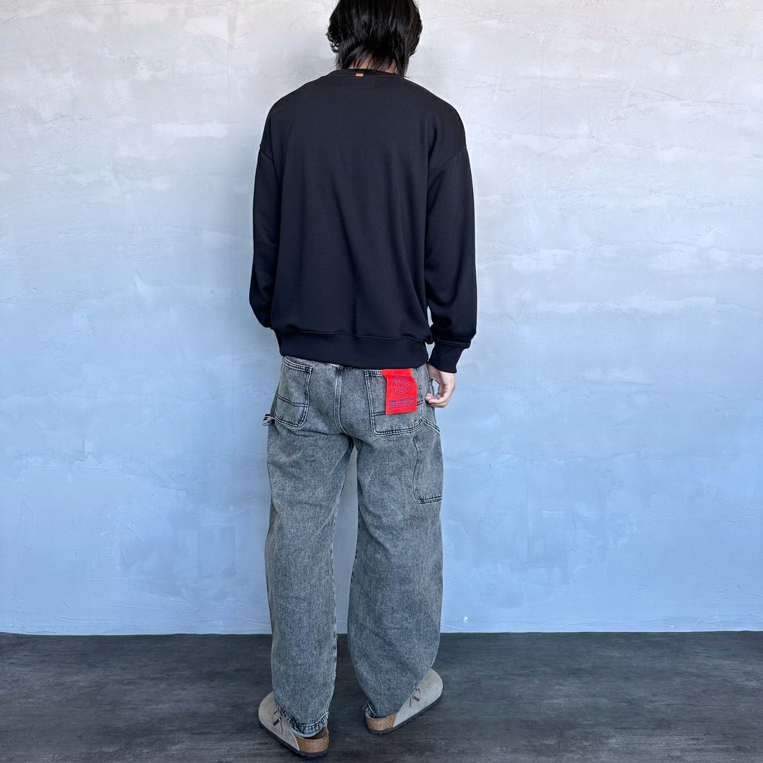 UNIVERSAL OVERALL [ユニバーサルオーバーオール] 別注 カレッジロゴデザイン クルーネックスウェット [U2431228IN-JF] BLACK &&モデル身長：179cm 着用サイズ：L&&