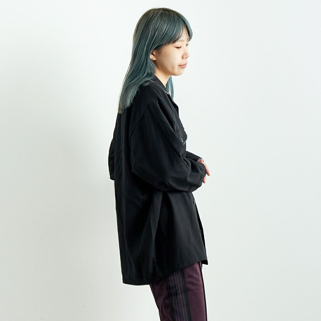 ARMY TWILL SANFORIZED [アーミーツイル サンフォライズド] パレードシャツ [AM-2457002] BLACK &&モデル身長：167cm 着用サイズ：S&&