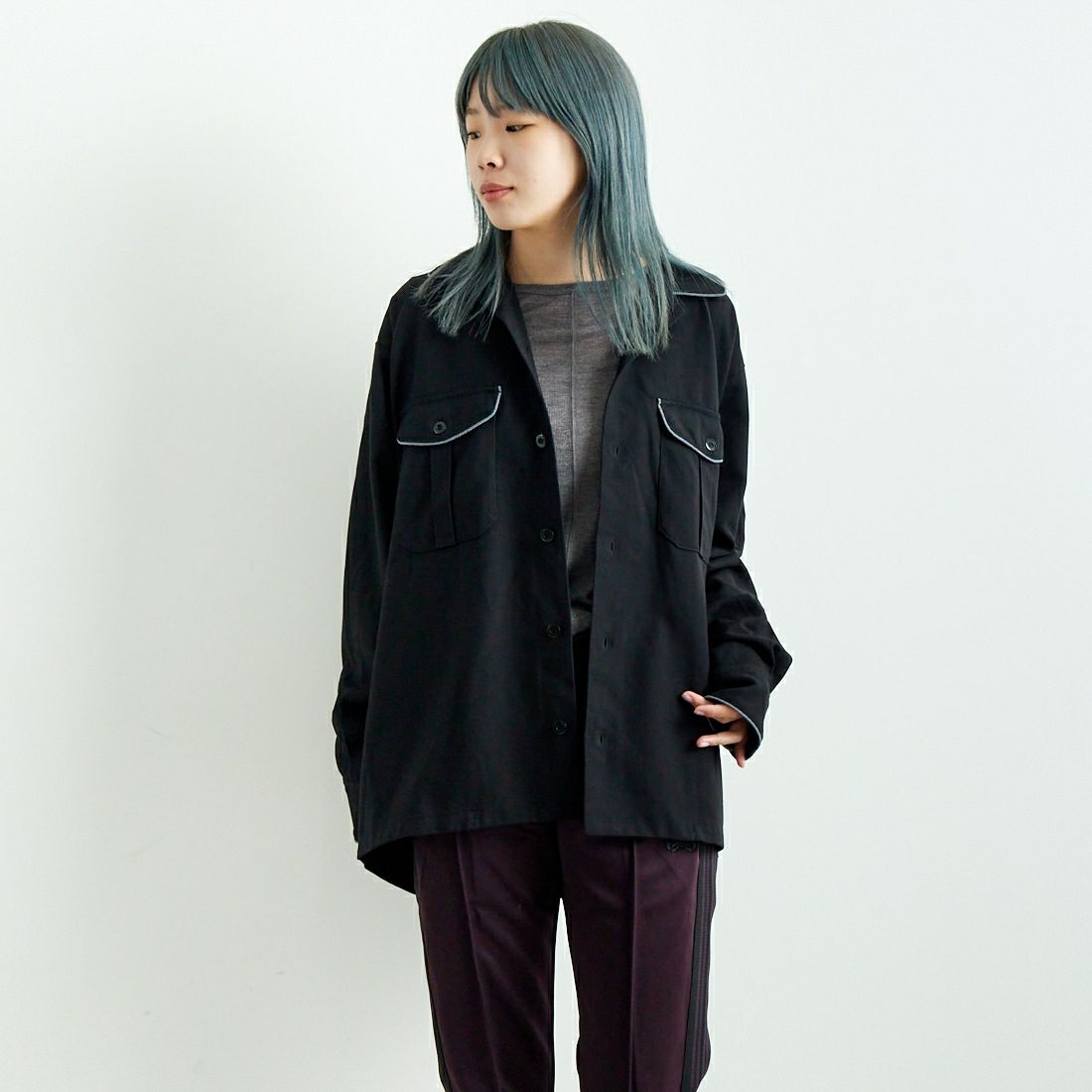 ARMY TWILL SANFORIZED [アーミーツイル サンフォライズド] パレードシャツ [AM-2457002] BLACK &&モデル身長：167cm 着用サイズ：S&&