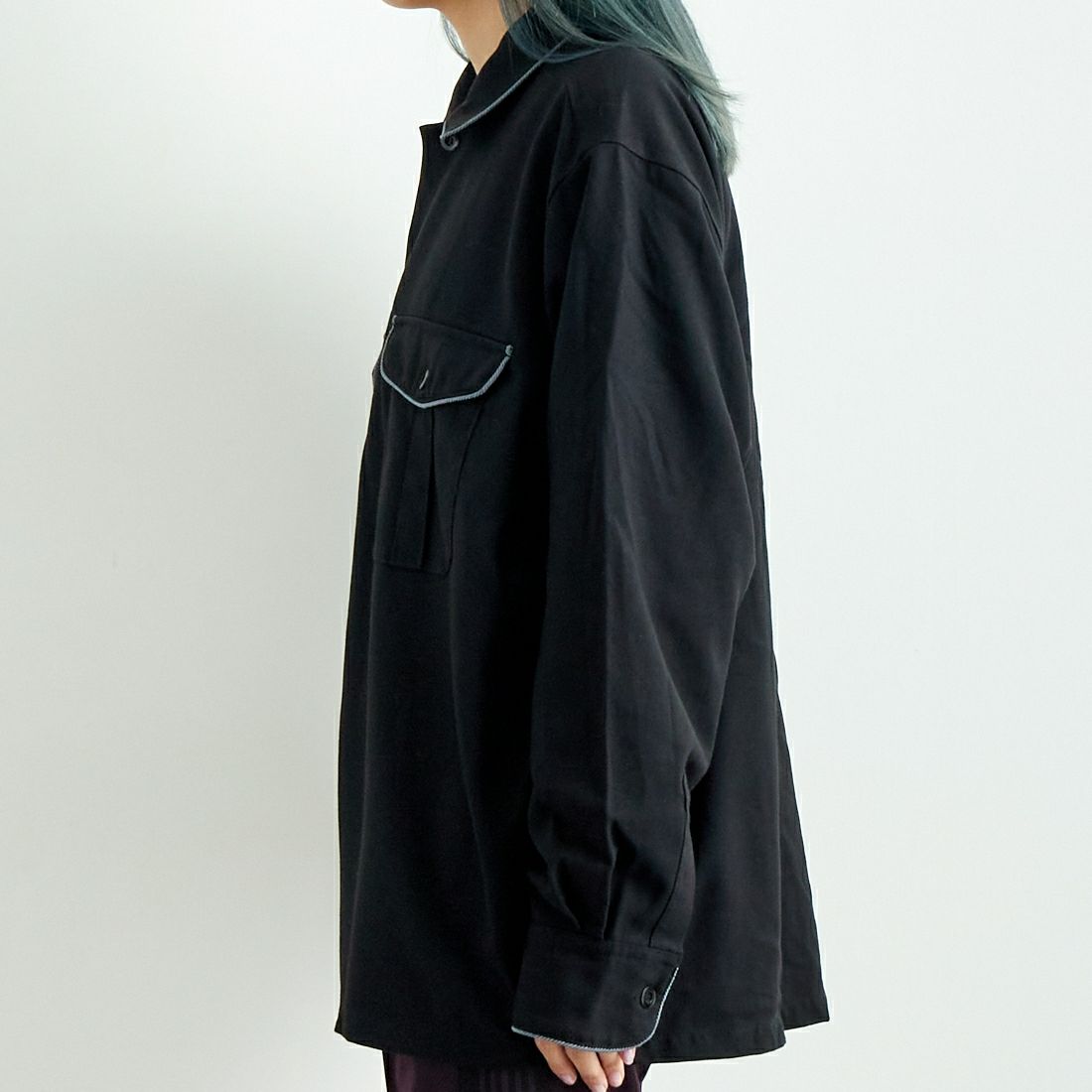 ARMY TWILL SANFORIZED [アーミーツイル サンフォライズド] パレードシャツ [AM-2457002] BLACK &&モデル身長：167cm 着用サイズ：S&&