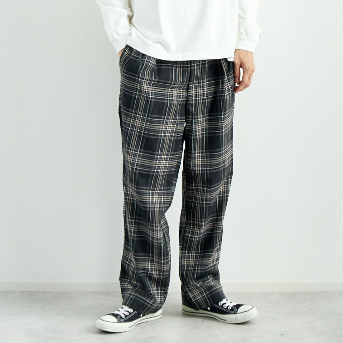 Noir Fabrik [ヌワールファブリック] T/Rツイルストレッチ チェックタックインパンツ [NF-243-055] BK BLK CHK &&モデル身長：182cm 着用サイズ：L&&