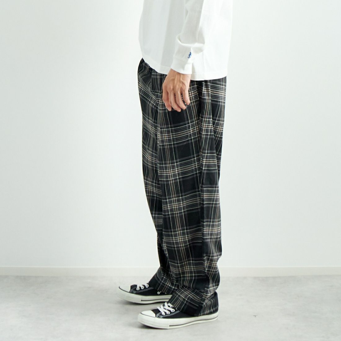 Noir Fabrik [ヌワールファブリック] T/Rツイルストレッチ チェックタックインパンツ [NF-243-055] BK BLK CHK &&モデル身長：182cm 着用サイズ：L&&