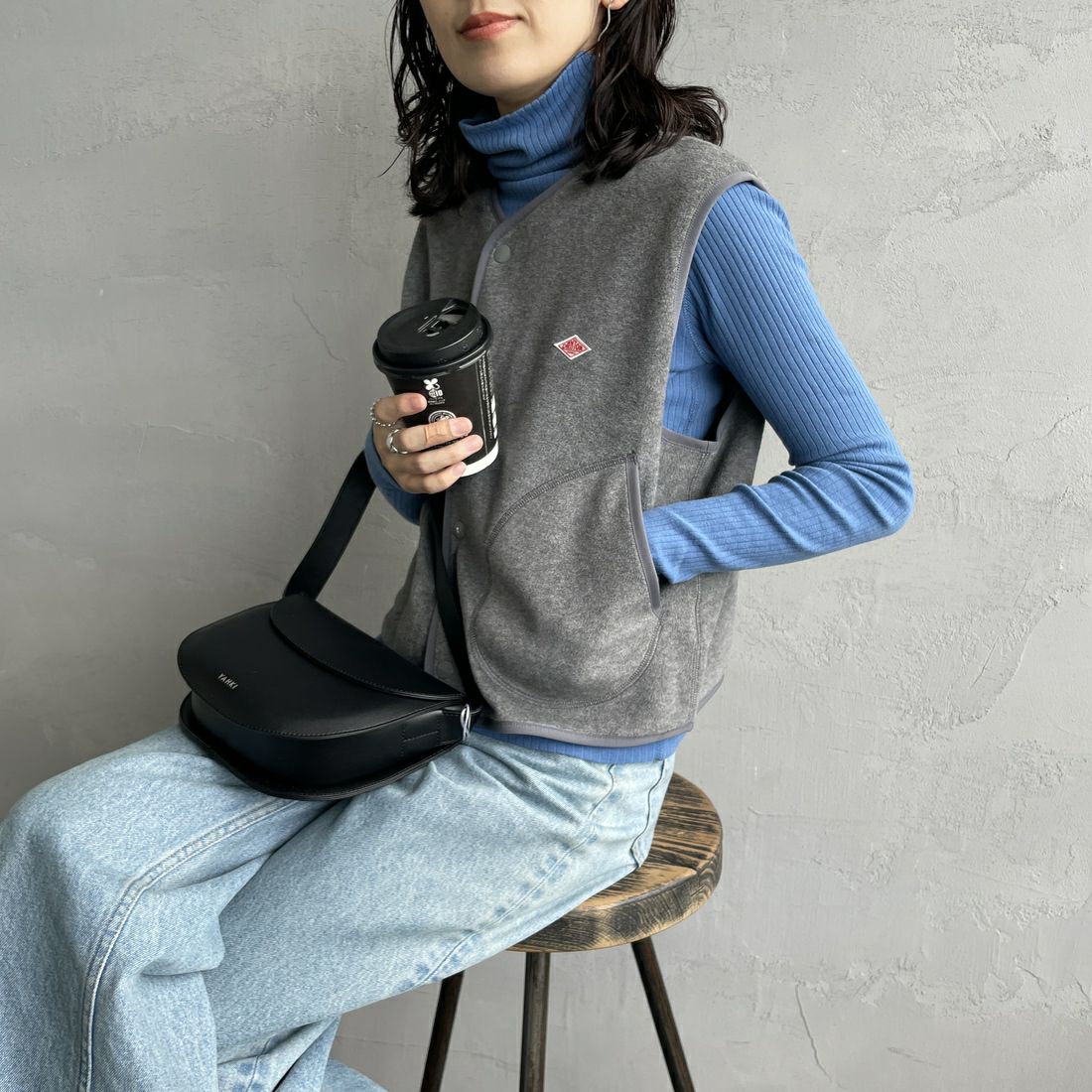 DANTON [ダントン] フリースカラーレスベスト [DT-A0521] DK.GREY&&モデル身長：160cm 着用サイズ：36&&