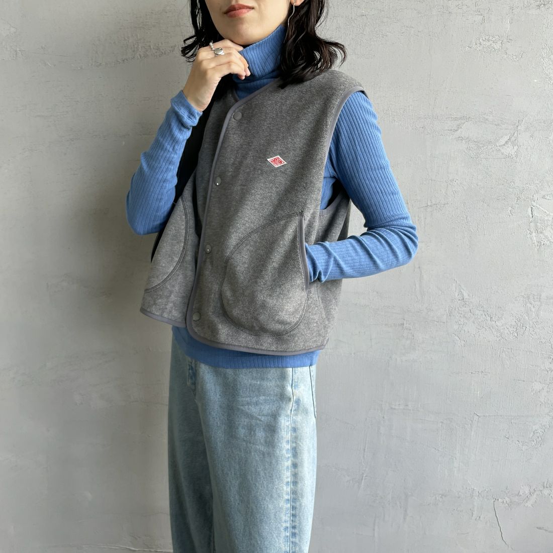 DANTON [ダントン] フリースカラーレスベスト [DT-A0521] DK.GREY&&モデル身長：160cm 着用サイズ：36&&