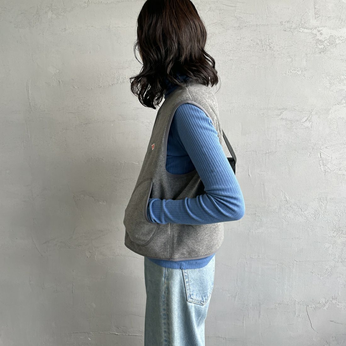 DANTON [ダントン] フリースカラーレスベスト [DT-A0521] DK.GREY&&モデル身長：160cm 着用サイズ：36&&