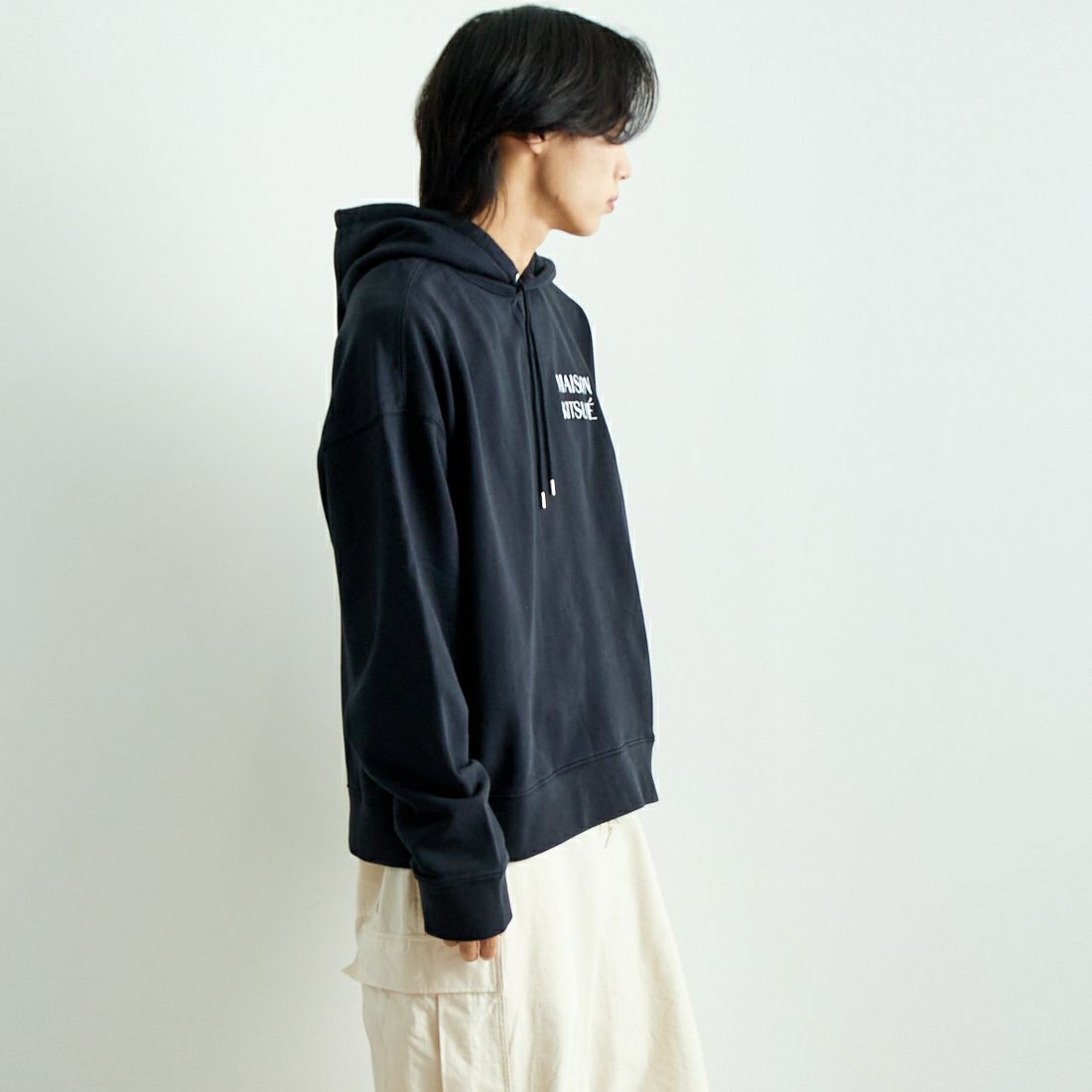MAISON KITSUNE [メゾン キツネ] ウォーターフォール オーバーサイズフーディ [NM00705KM0001] P199 BLK &&モデル身長：179cm 着用サイズ：M&&