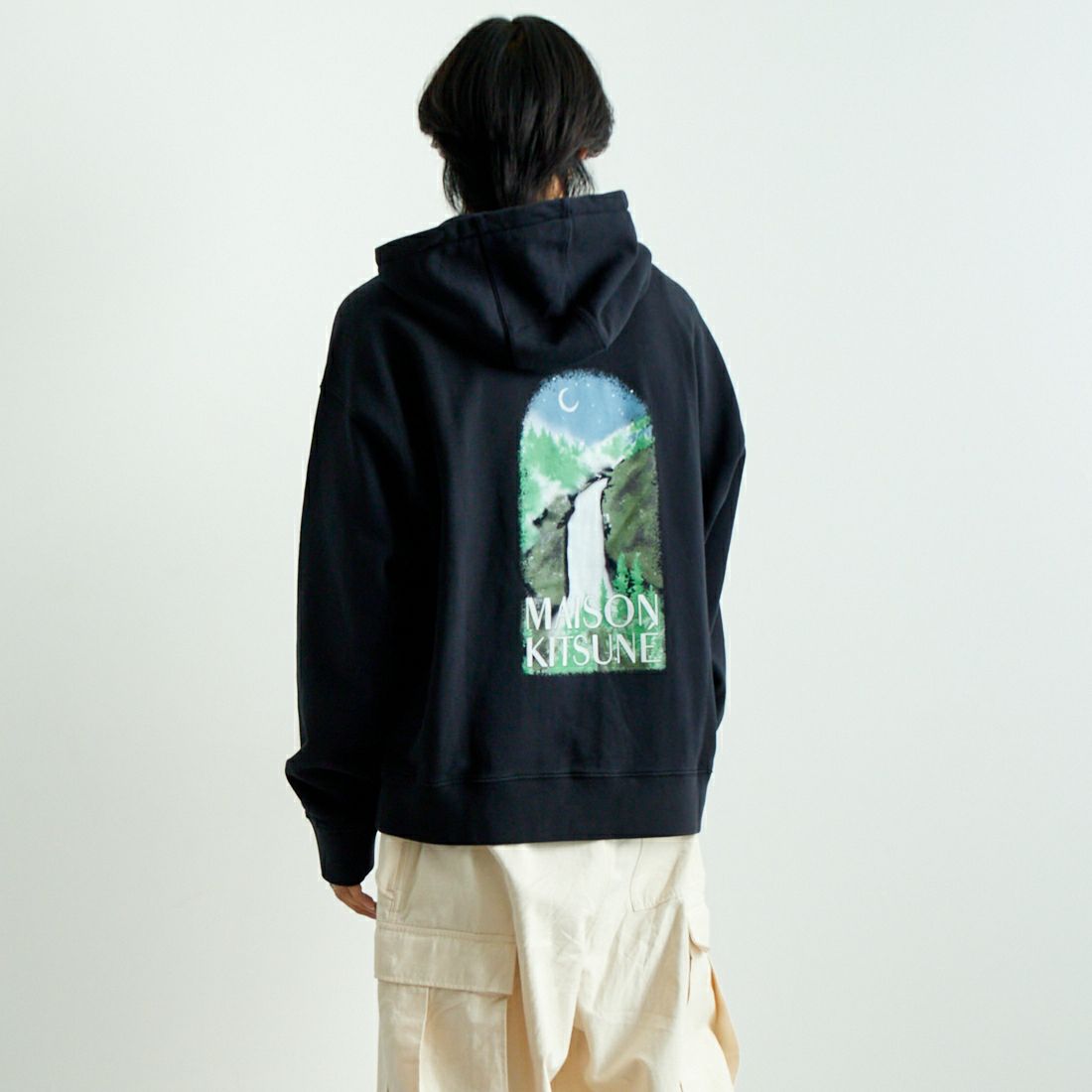 MAISON KITSUNE [メゾン キツネ] ウォーターフォール オーバーサイズフーディ [NM00705KM0001] P199 BLK &&モデル身長：179cm 着用サイズ：M&&