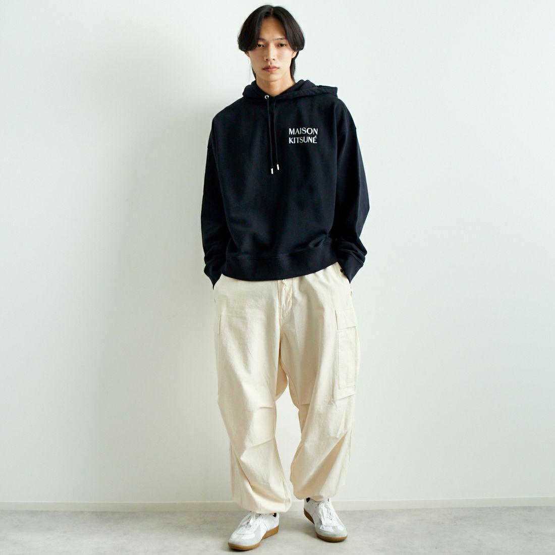 MAISON KITSUNE [メゾン キツネ] ウォーターフォール オーバーサイズフーディ [NM00705KM0001] P199 BLK &&モデル身長：179cm 着用サイズ：M&&