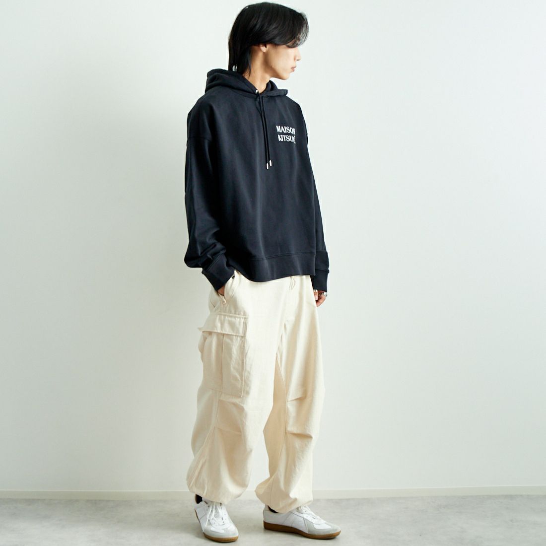 MAISON KITSUNE [メゾン キツネ] ウォーターフォール オーバーサイズフーディ [NM00705KM0001] P199 BLK &&モデル身長：179cm 着用サイズ：M&&