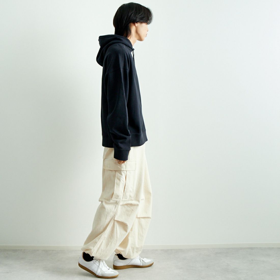 MAISON KITSUNE [メゾン キツネ] ウォーターフォール オーバーサイズフーディ [NM00705KM0001] P199 BLK &&モデル身長：179cm 着用サイズ：M&&