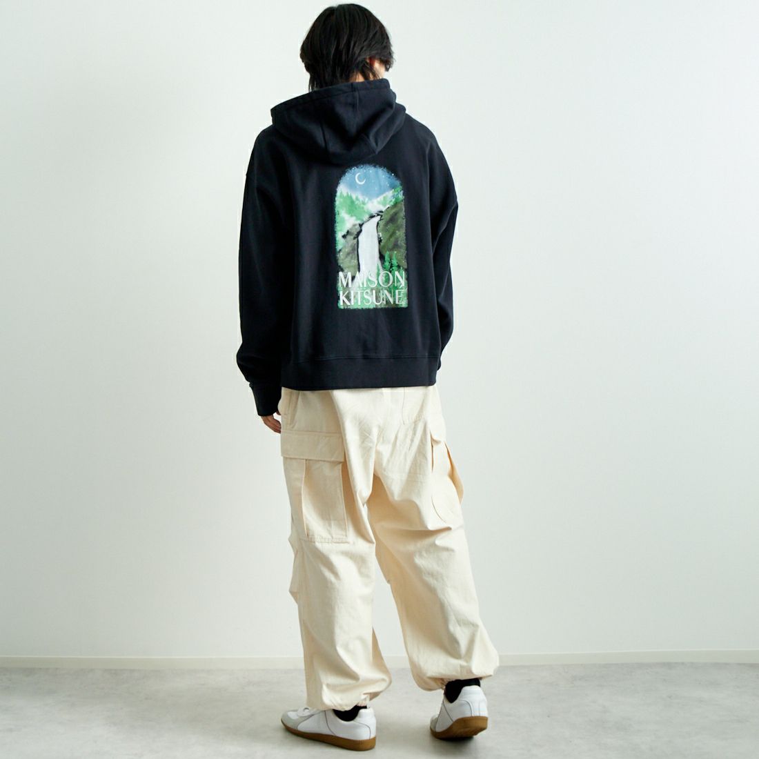 MAISON KITSUNE [メゾン キツネ] ウォーターフォール オーバーサイズフーディ [NM00705KM0001] P199 BLK &&モデル身長：179cm 着用サイズ：M&&