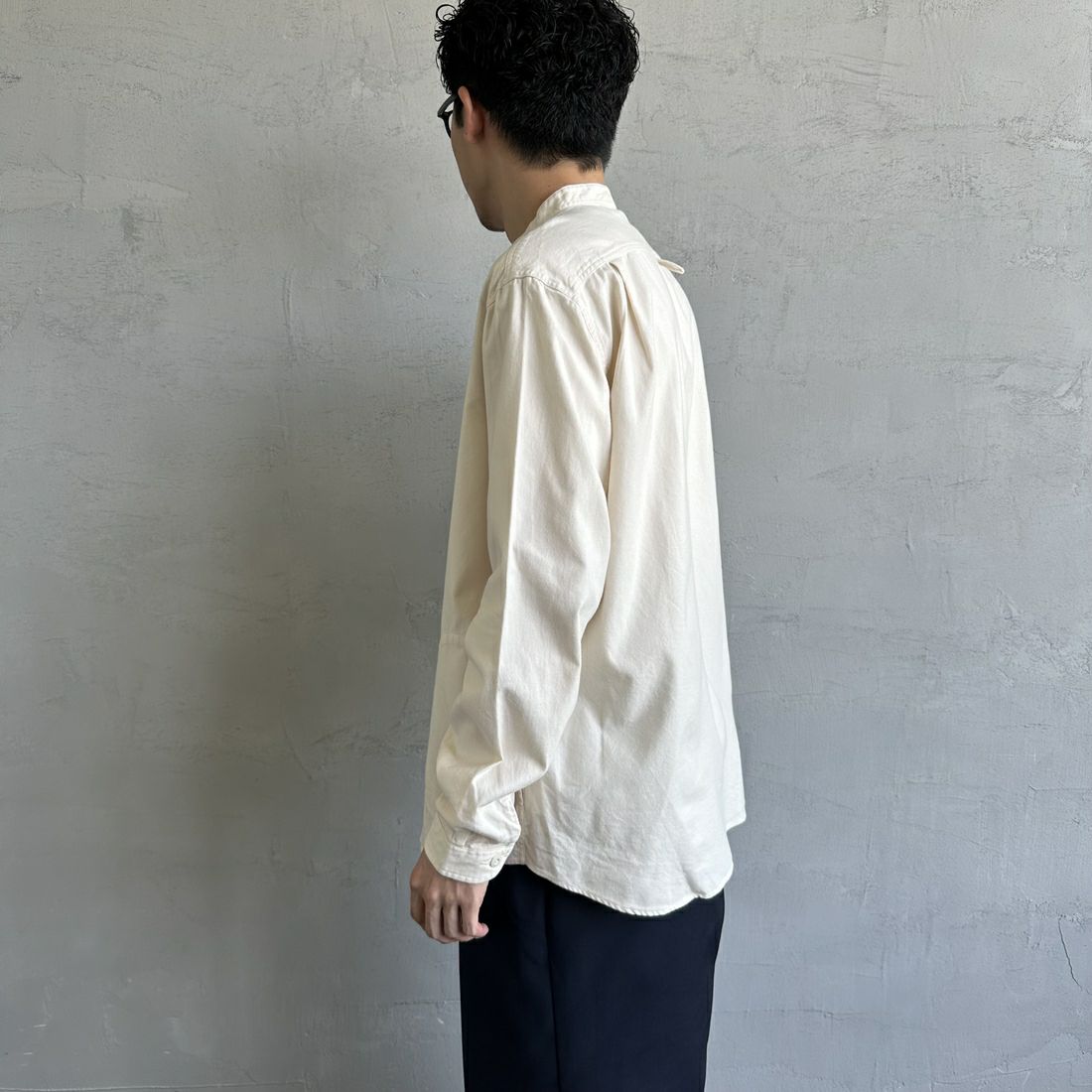 DANTON [ダントン] 先染めビエラ バンドカラーシャツ [DT-B0280VSS] ECRU &&モデル身長：168cm 着用サイズ：42&&
