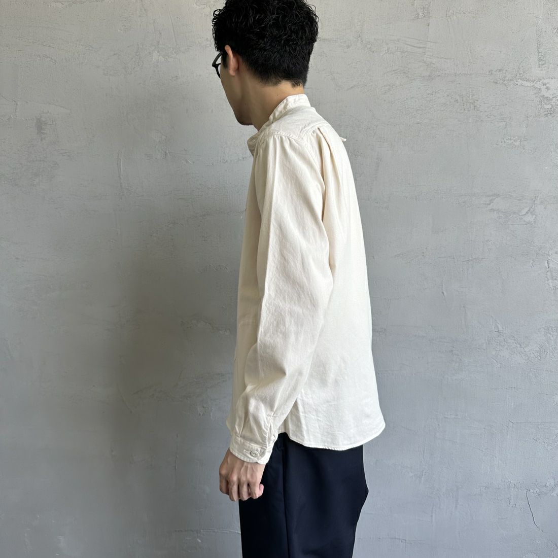 DANTON [ダントン] 先染めビエラ バンドカラーシャツ [DT-B0280VSS] ECRU &&モデル身長：168cm 着用サイズ：38&&