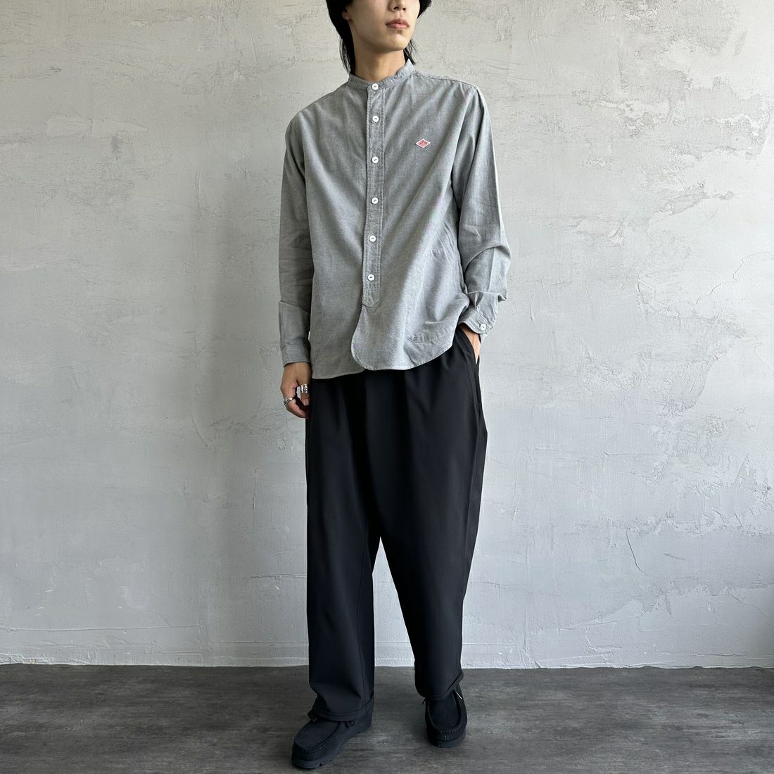 DANTON [ダントン] 先染めビエラ バンドカラーシャツ [DT-B0280VSS] GREY CHAMB &&モデル身長：179cm 着用サイズ：42&&