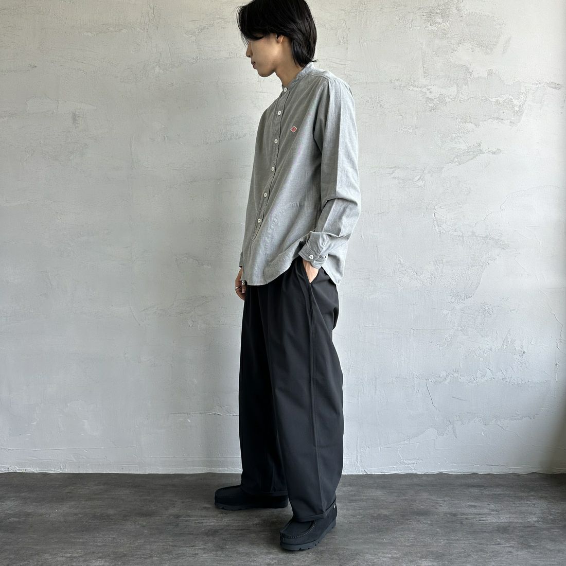 DANTON [ダントン] 先染めビエラ バンドカラーシャツ [DT-B0280VSS] GREY CHAMB &&モデル身長：179cm 着用サイズ：42&&